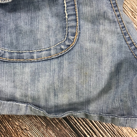•• SO Light Wash Distressed Jean Shorts - Picture 5 of 5